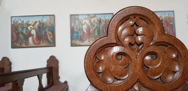 Kirchenbank - Kreuzweg im Hintergrund