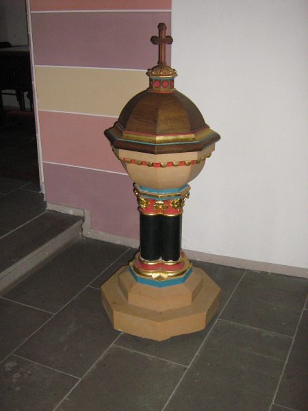Taufbecken in der Pfarrkirche St. Georg