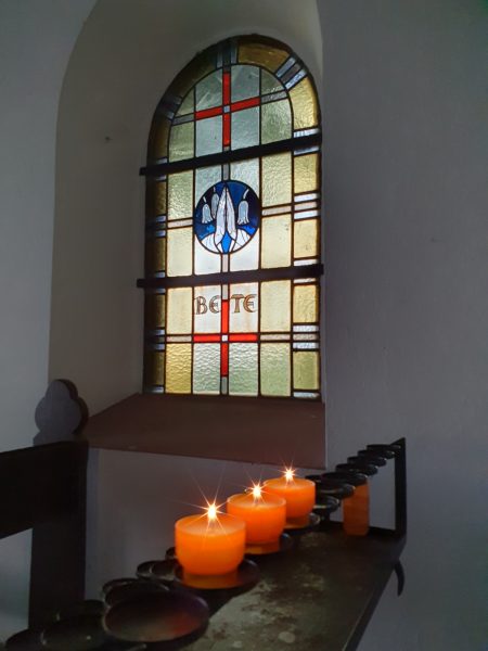 Fenster in der Himmelsbergkapelle - Bete