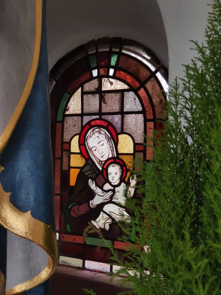 Fenster in der Himmelsbergkapelle